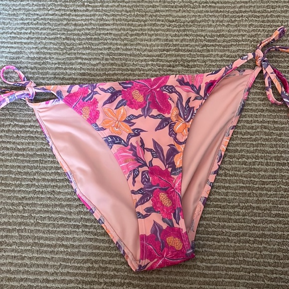 Old Navy Low-Rise String Bikini - Picture 3 of 8